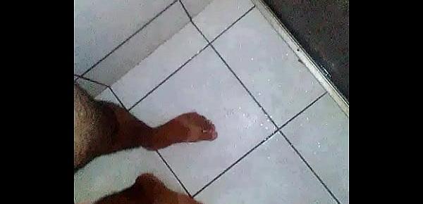  garoto se masturbando depois do banho